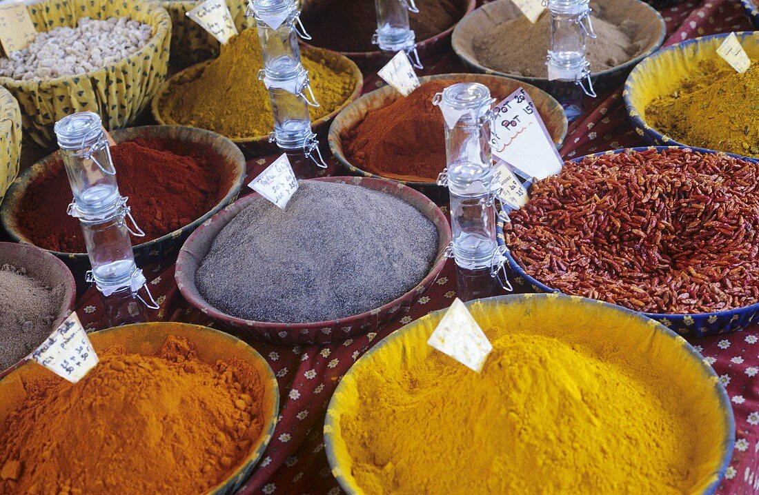 Verschiedene Gewürze auf einem Markt in der Provence