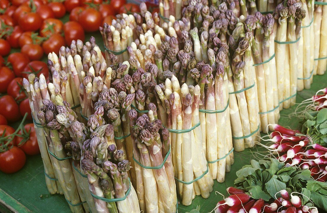 Spargel, Tomaten und Radieschen auf einem Markt