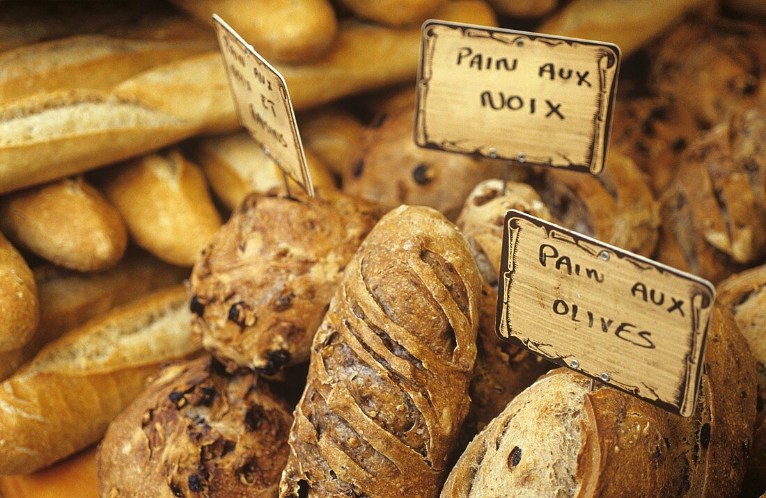Verschiedene Brotsorten auf einem Markt in der Provence