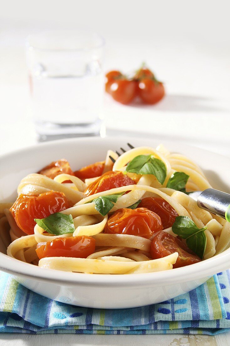 Linguine with cherry tomatoes and basil