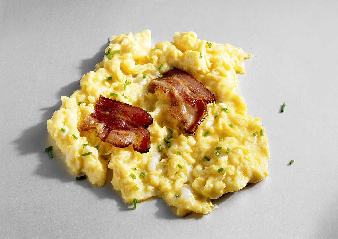 Scrambled egg with bacon and chives
