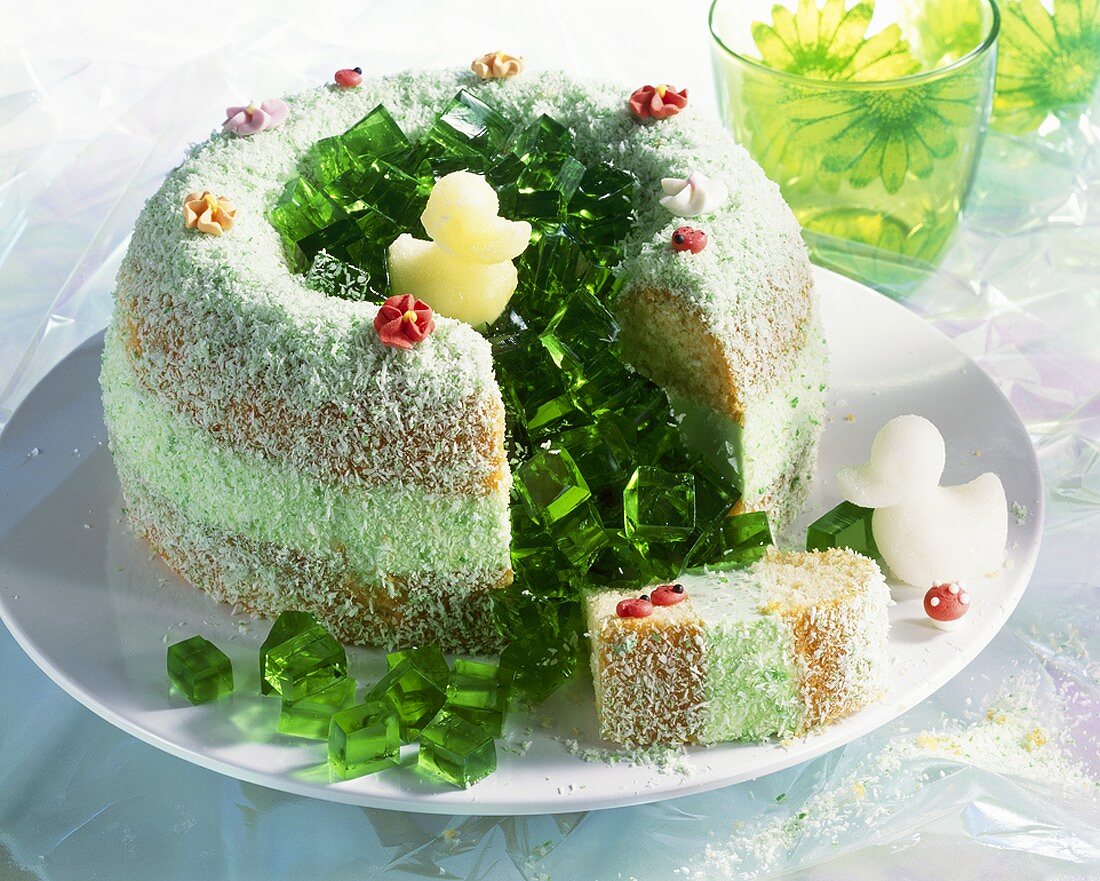 Ententeich-Torte (Kranzkuchen mit grüner Götterspeise)