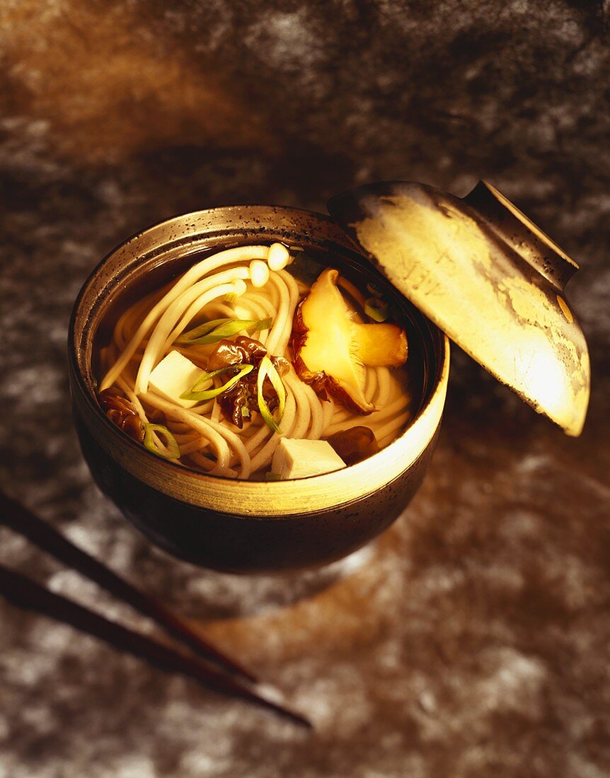 Asiatische Nudelsuppe mit Pilzen und Tofu