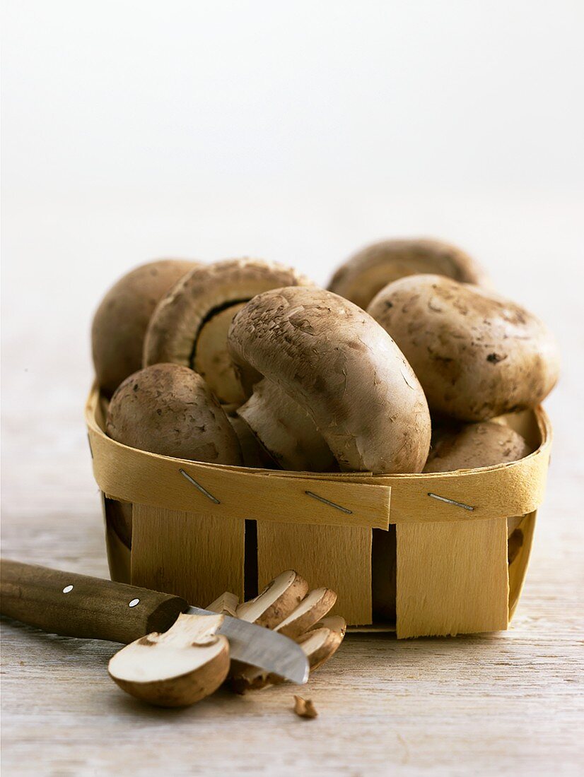 Champignons in einem Spankörbchen