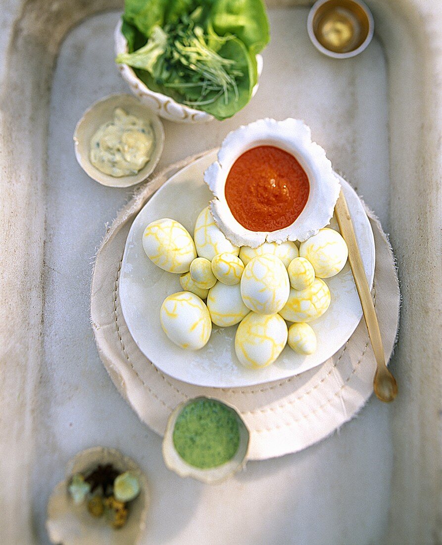 Safran-Eier mit drei Saucen