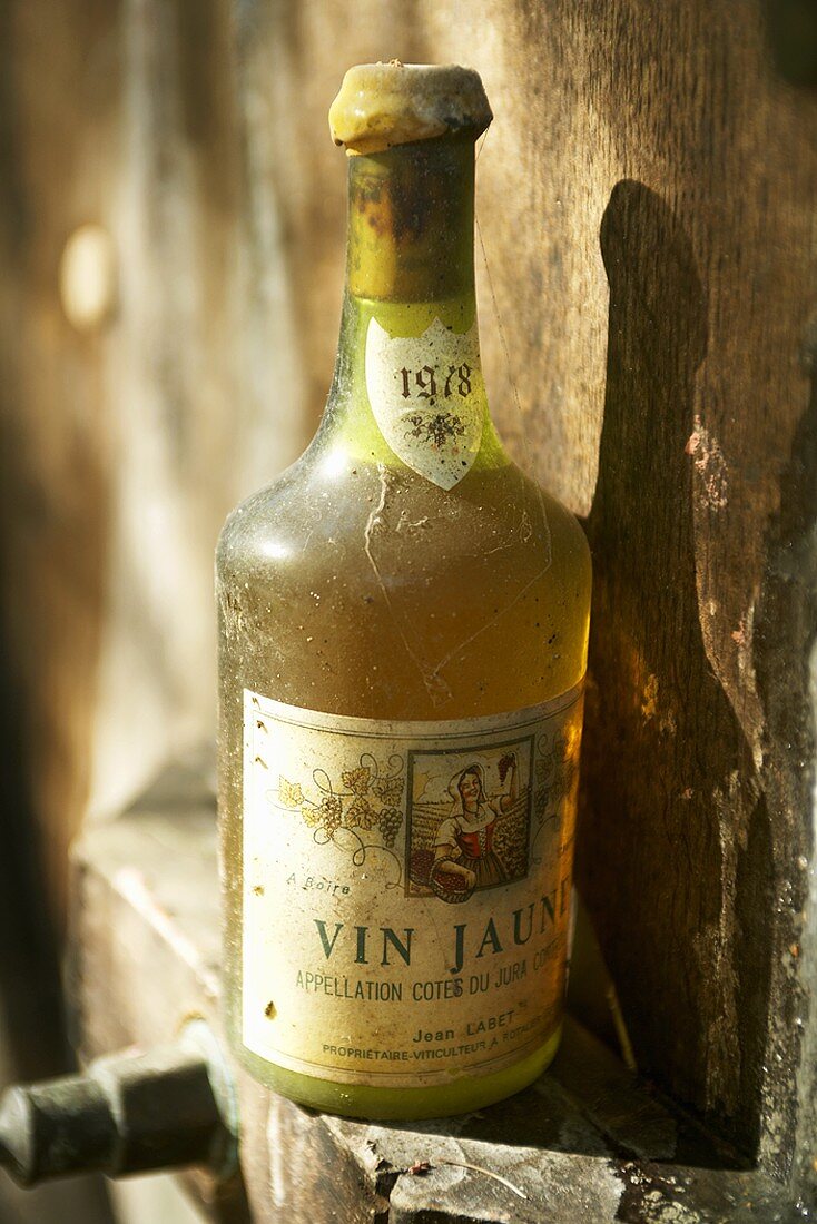 Ein Flasche 1978er Vin Jeaune aus dem Jura, Frankreich