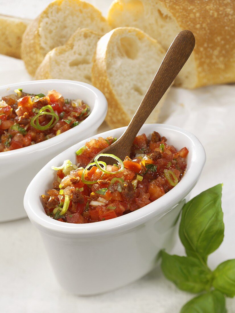 Salsa cruda (Tomatenpaste mit Basilikum, Italien)