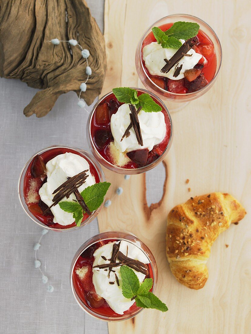 Pflaumen-Rum-Trifle mit Mascarponecreme und ein Nusshörnchen