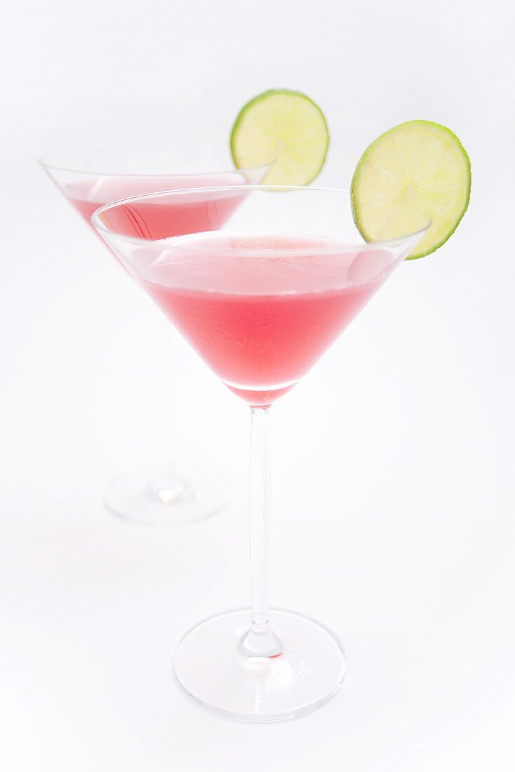 Zwei Cosmopolitan Cocktails mit Limettenscheibe
