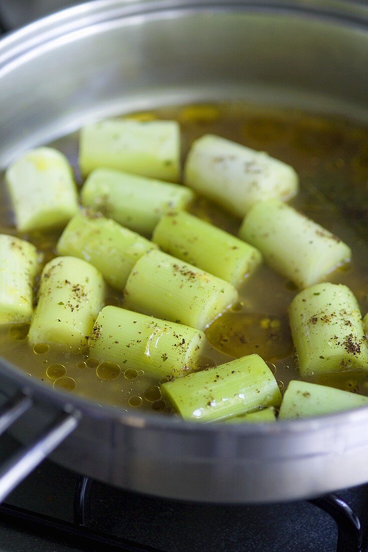 Lauch in Brühe kochen