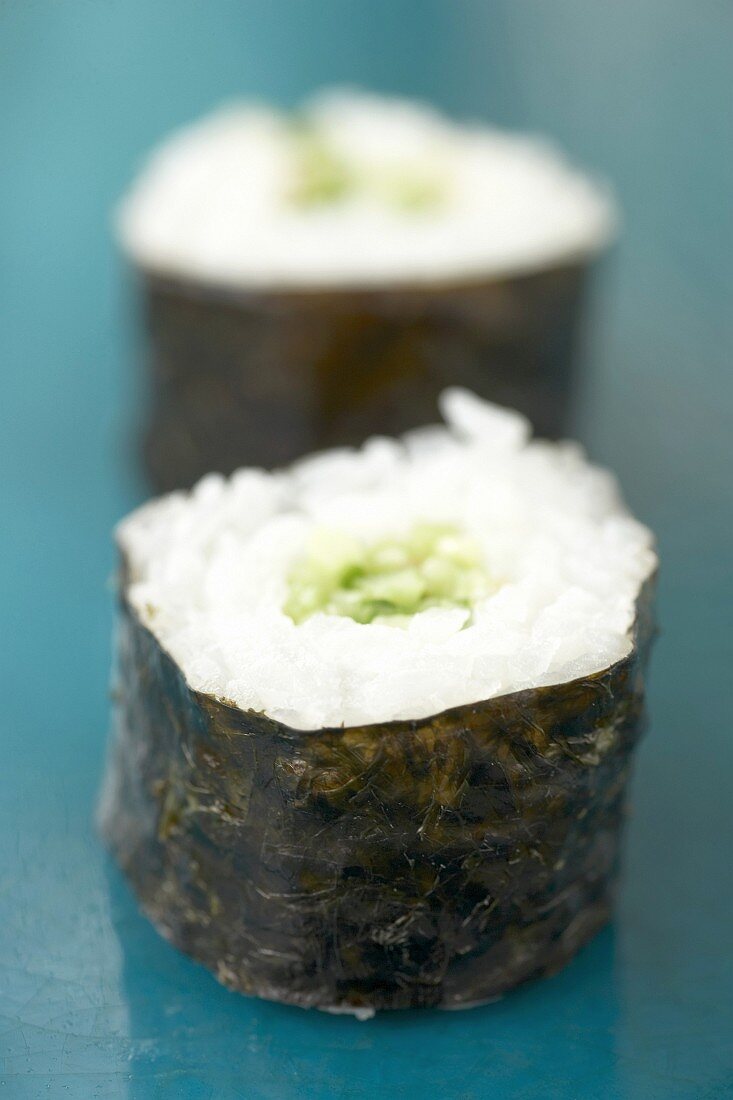 Zwei Maki-Sushi mit Gurken