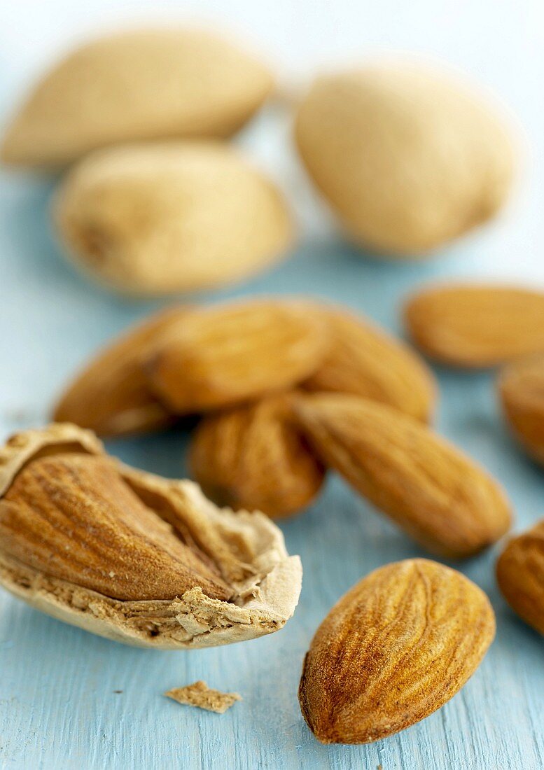Almonds, shelled and unshelled