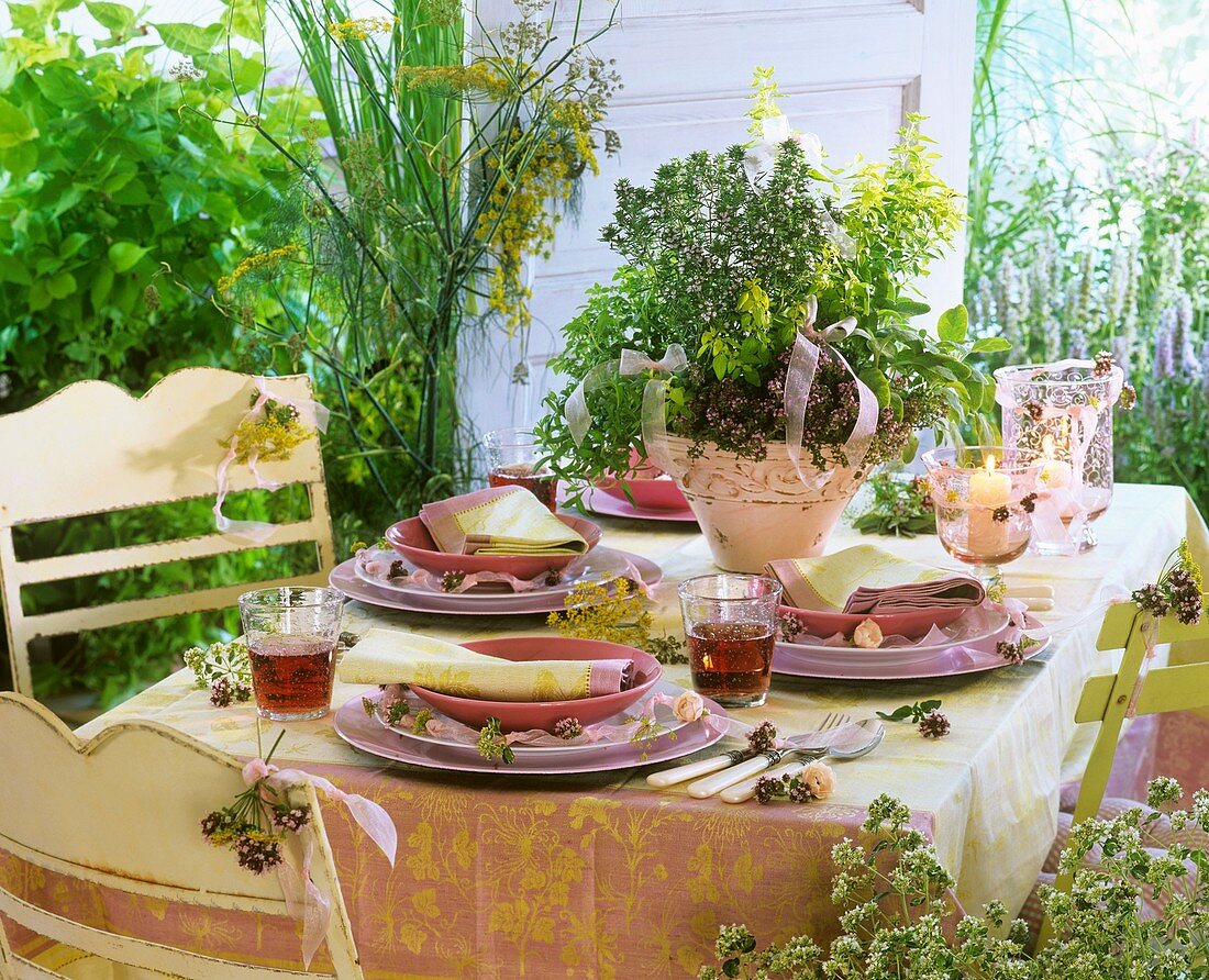 Blühende Gartenkräuter verschönern den gedeckten Tisch