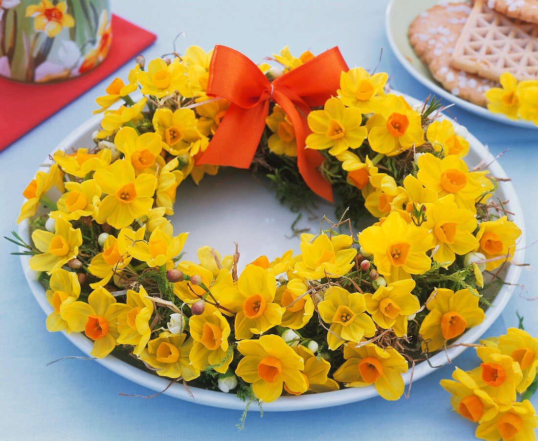Spring wreath (of narcissi, hay and twigs)