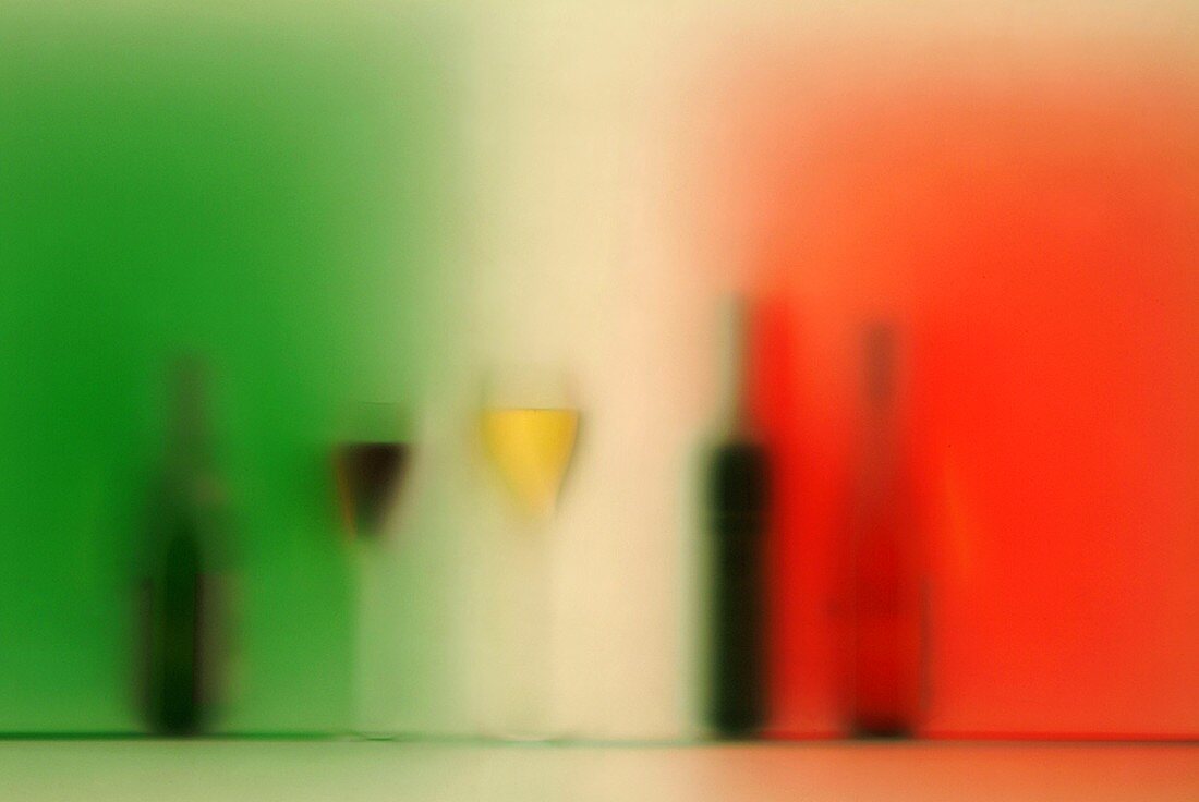 Weingläser und Weinflaschen in den Farben Italiens
