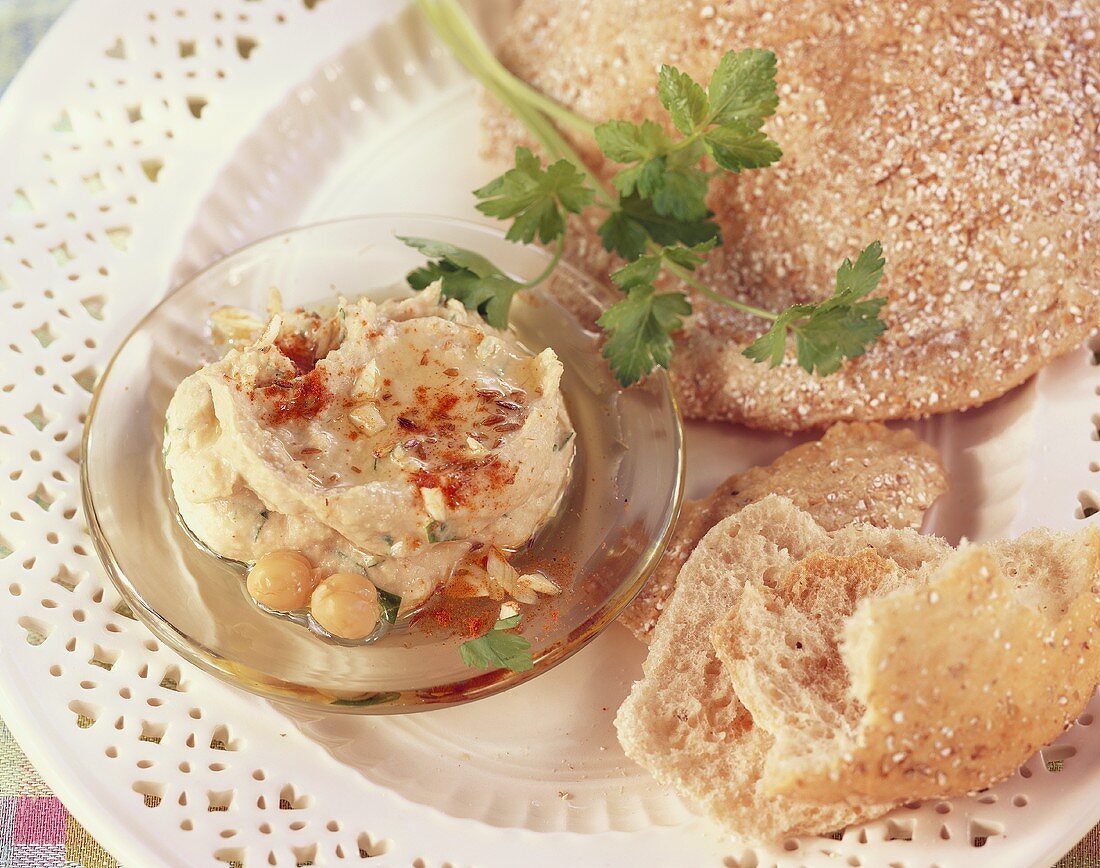 Hummus (Kichererbsenpüree, Arabien) und Pide-Fladenbrot