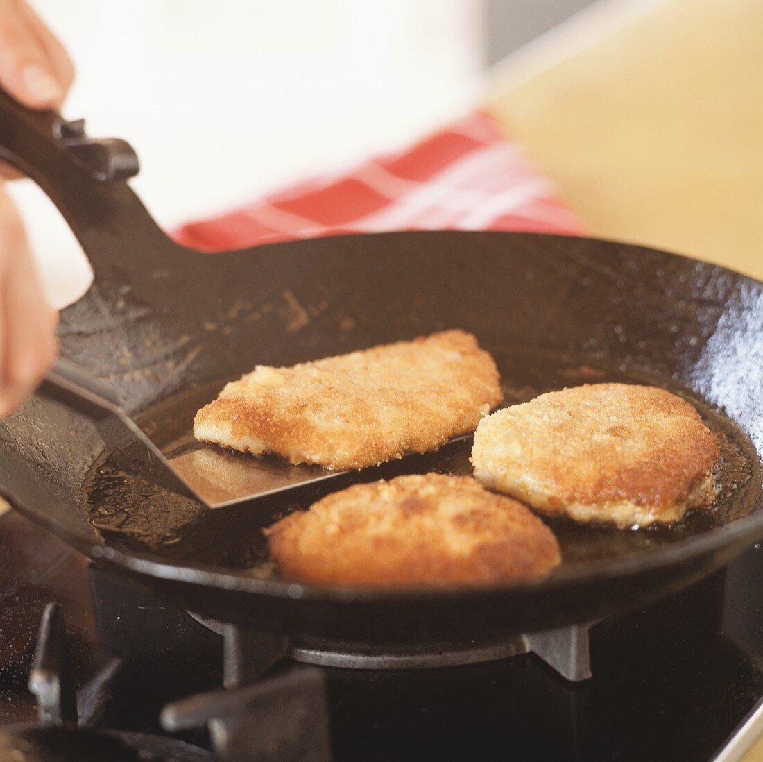 Panierte Schnitzel in der Pfanne braten