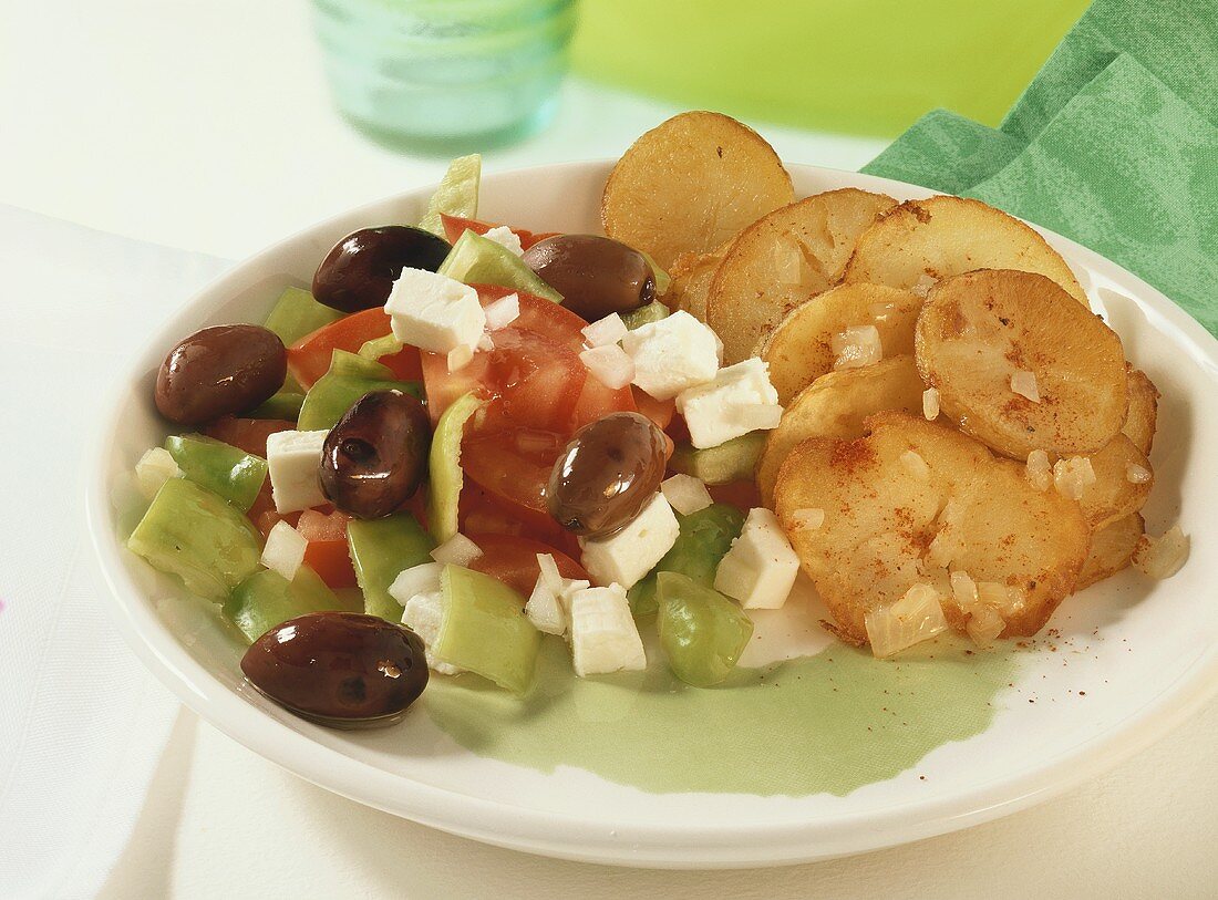 Bratkartoffeln mit Paprika-Schafskäse-Salat