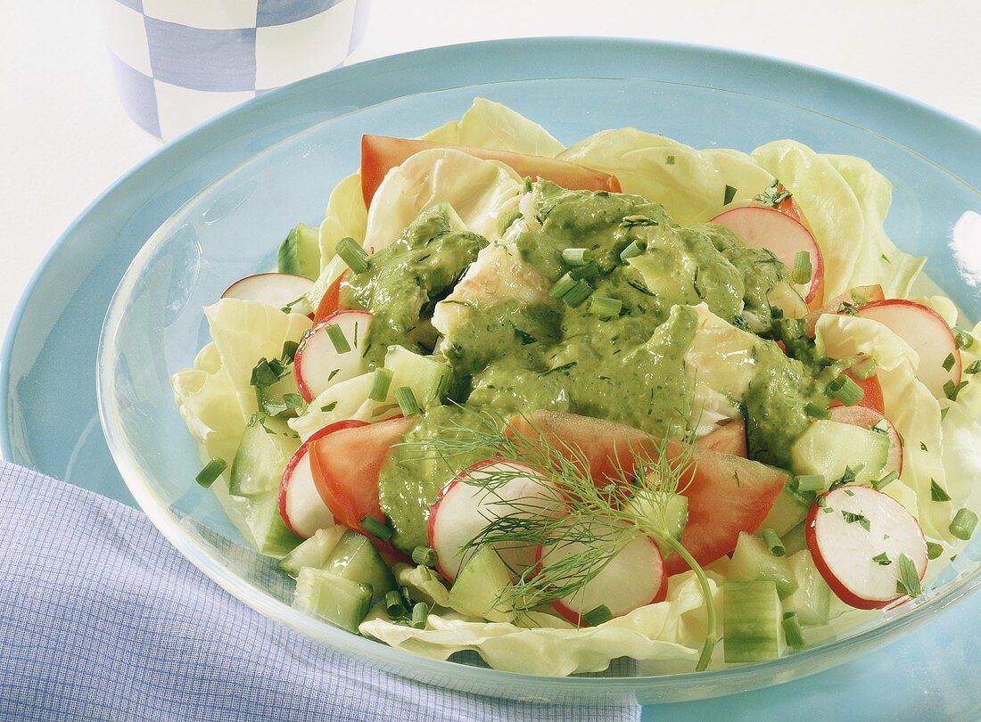 Gemischter Salat mit Fischfilet und Kräuterdressing