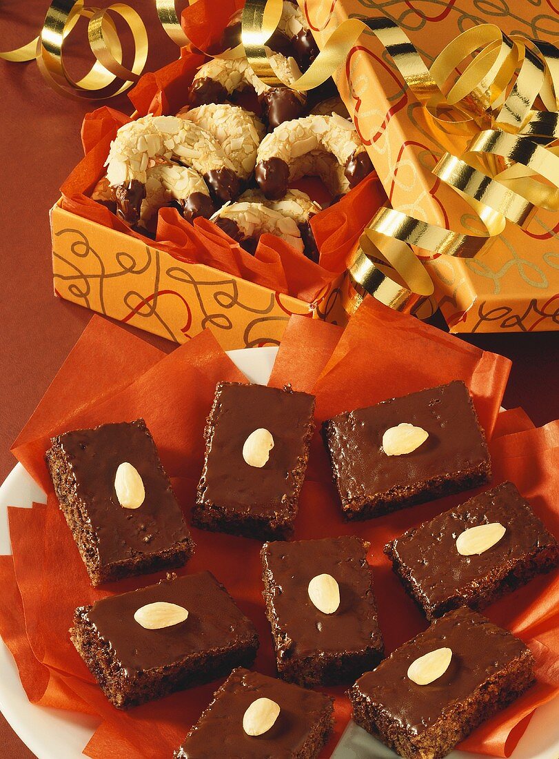 Schokoladenbrot und Marzipan-Kipferl