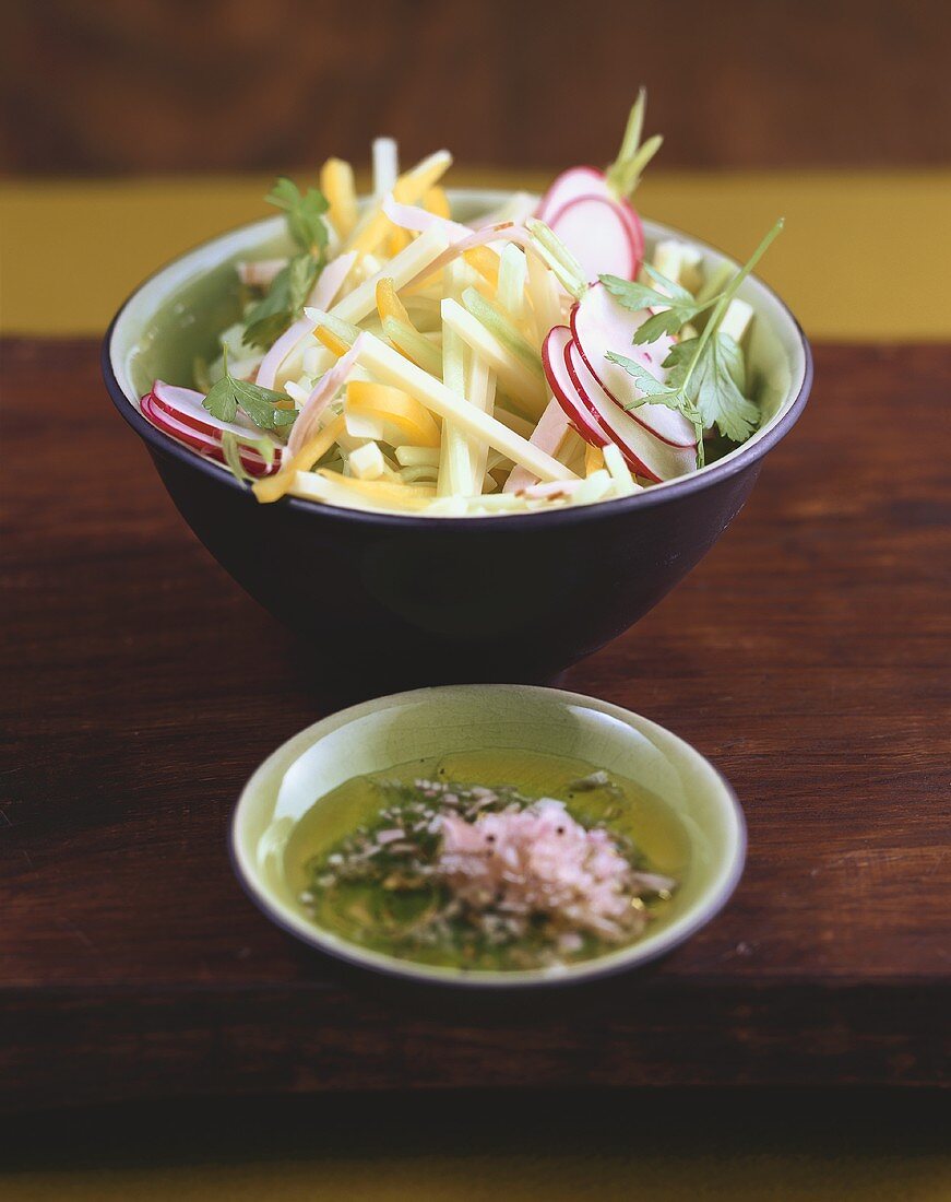 Knackiger Salat mit Käse und Putenschinken