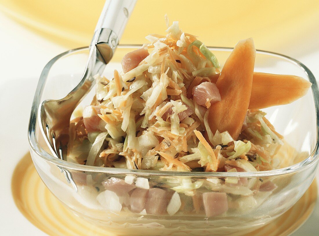 Möhren-Kraut-Salat mit Schinkenwürfel