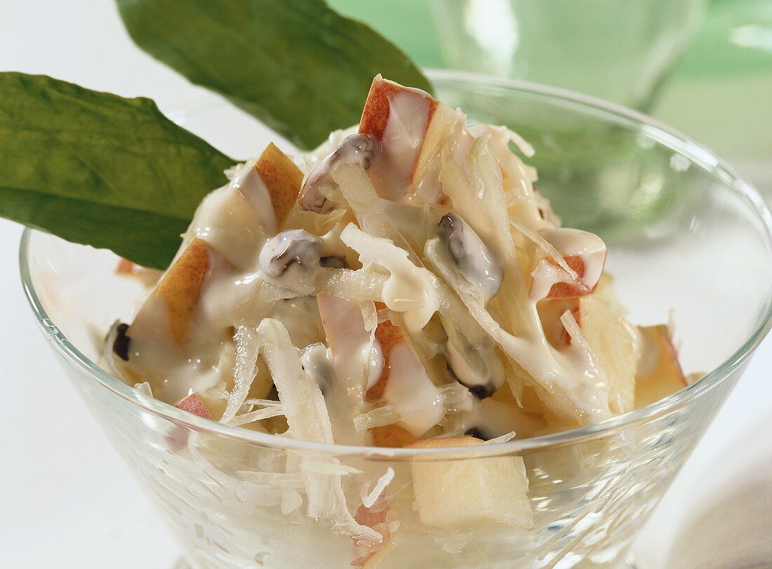 Apple and kohlrabi salad with raisins