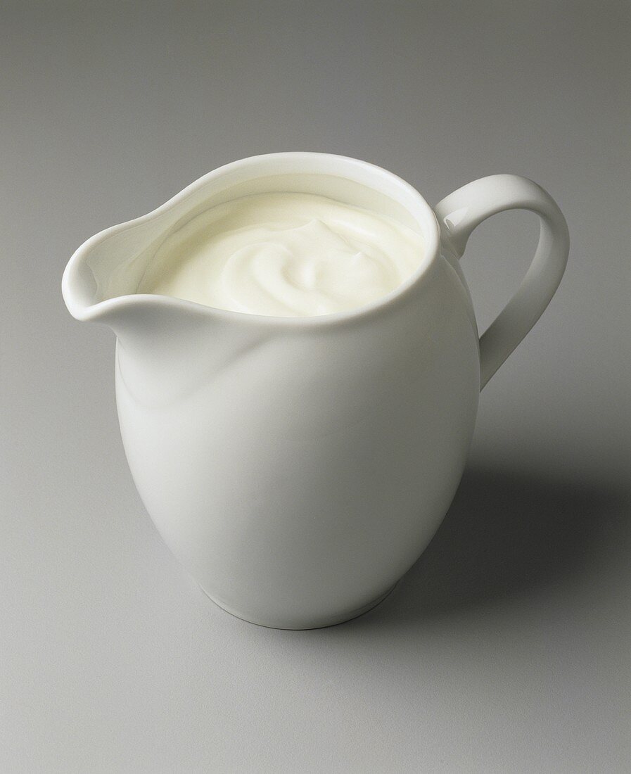 Sauerrahm in einem Milchkrug