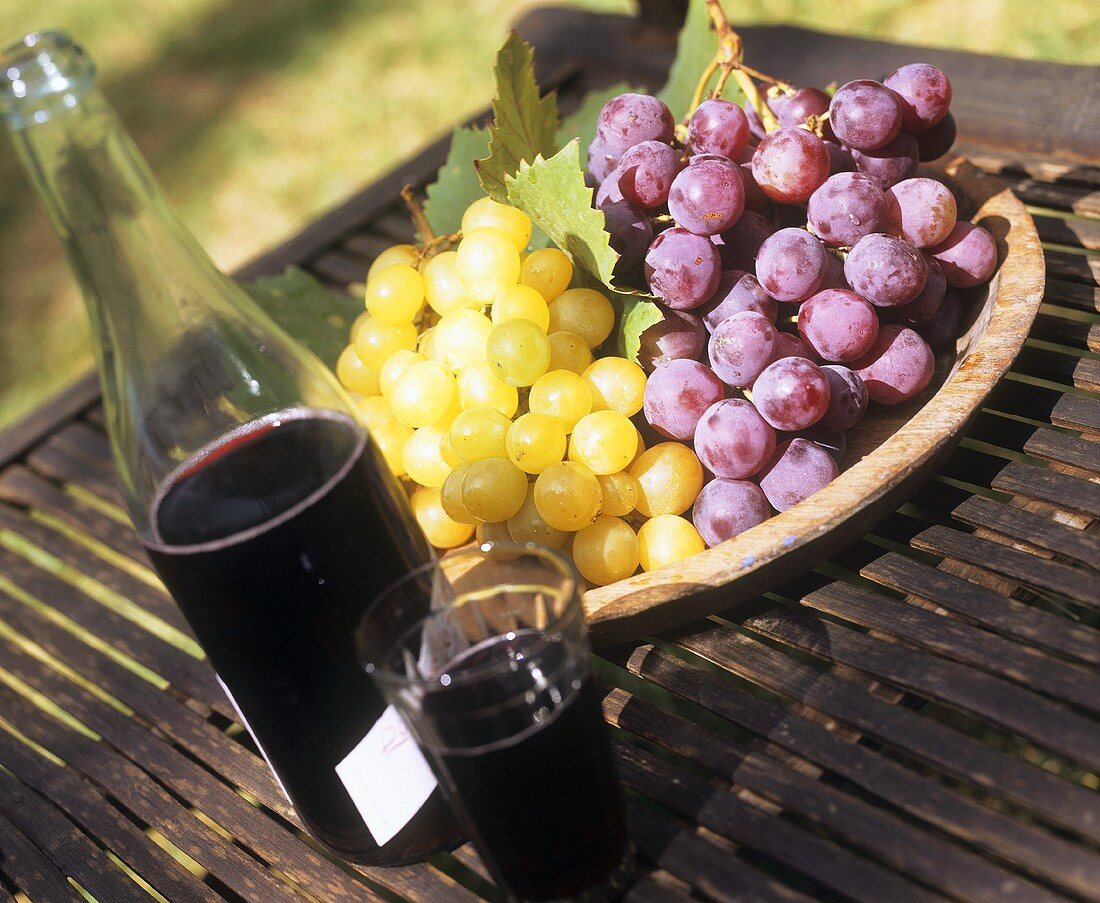 Stillleben mit Rotwein und Weintrauben
