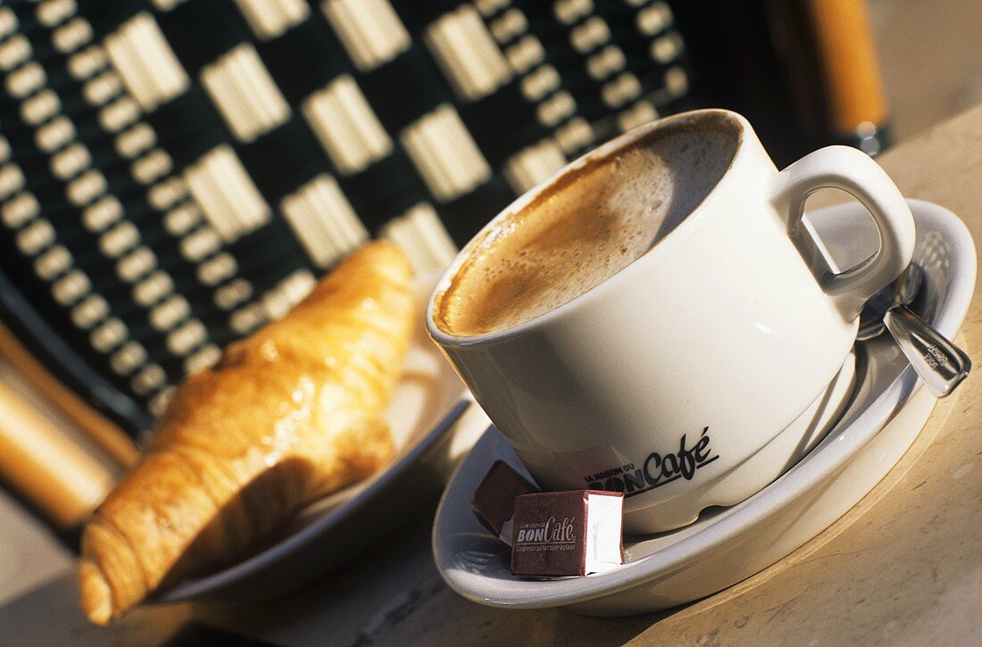 Kaffee mit Croissant