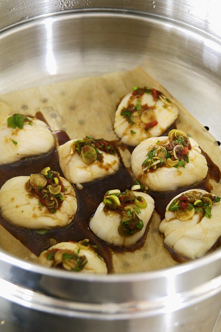 Steaming scallops with soy sauce and spring onions