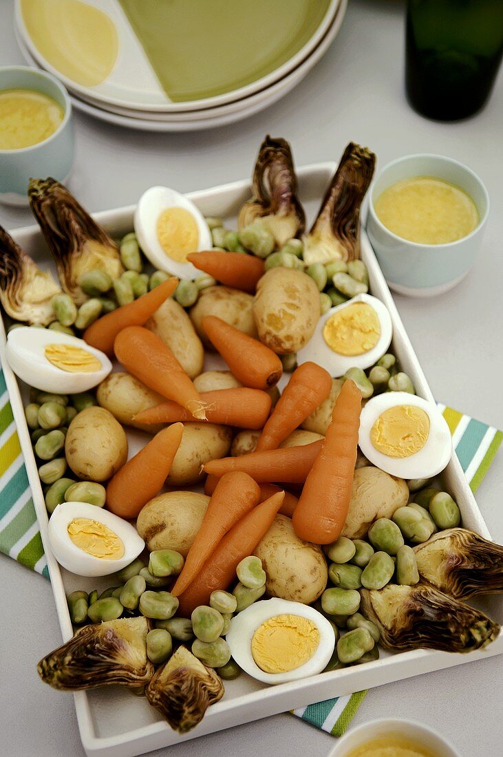 Gemüseplatte mit gekochten Eiern und Aioli