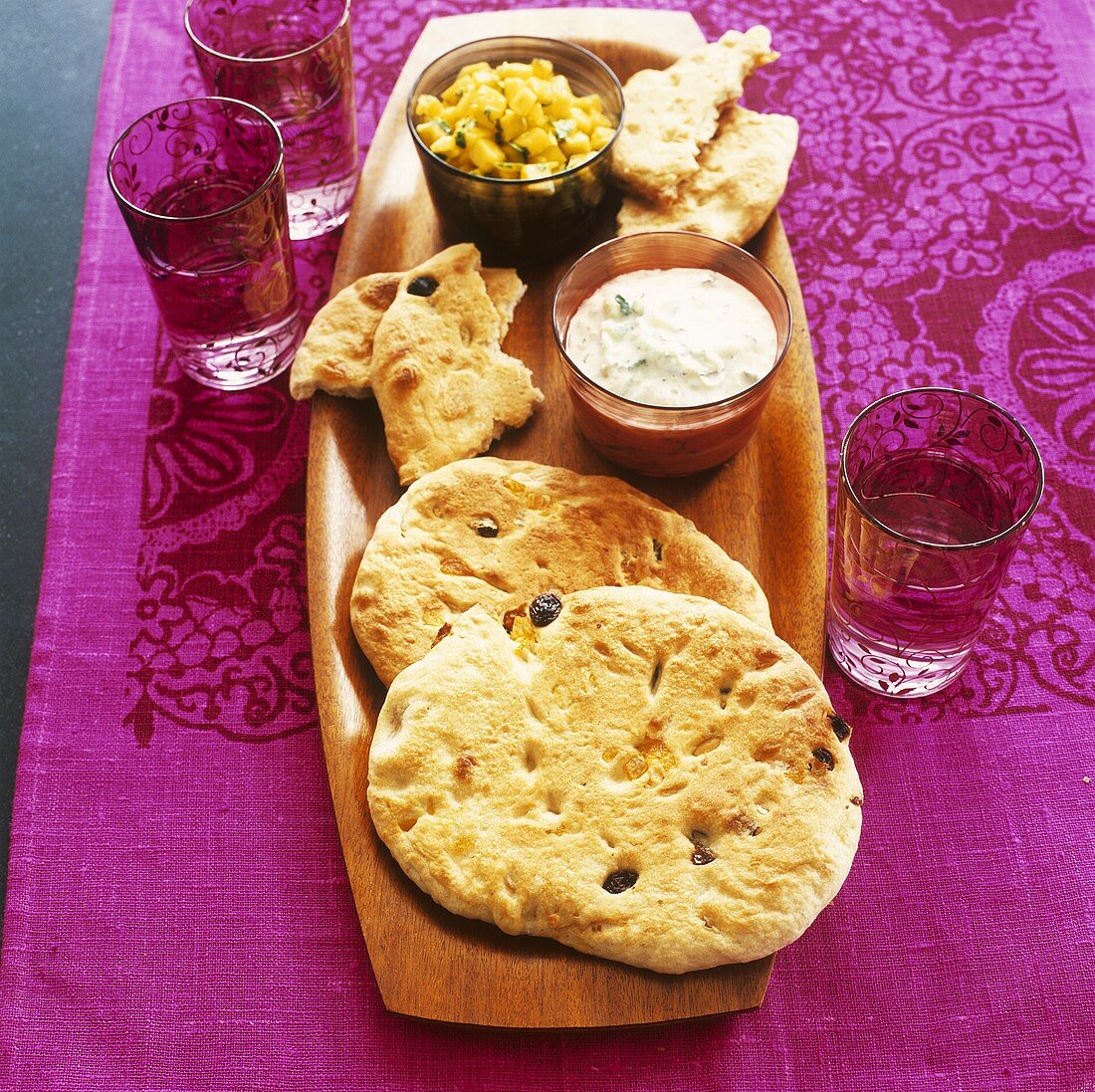 Indisches Naan-Brot mit Raita und Mangosalsa