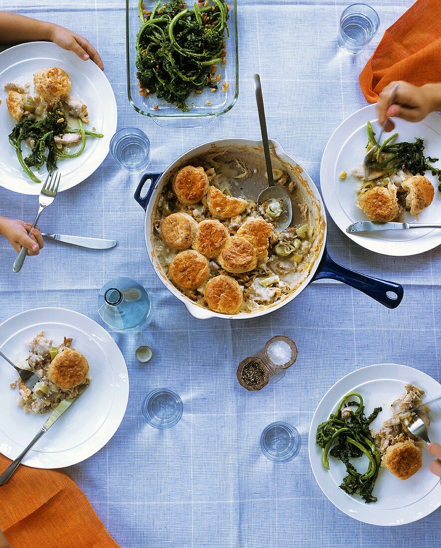 Gedeckter Tisch mit Hähnchen-Lauch-Auflauf und Brokkoligemüse