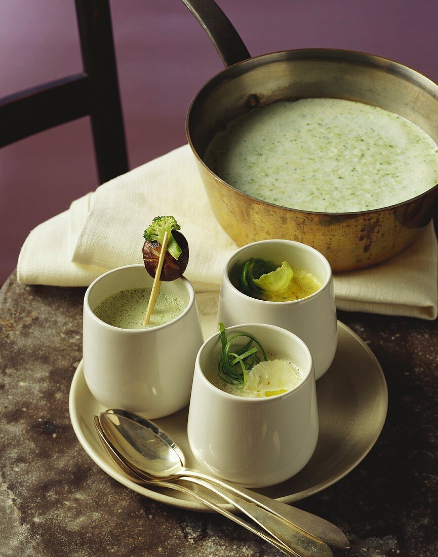 Suppen mit drei Kohlsorten (Brokkoli, Blumenkohl & Rosenkohl)