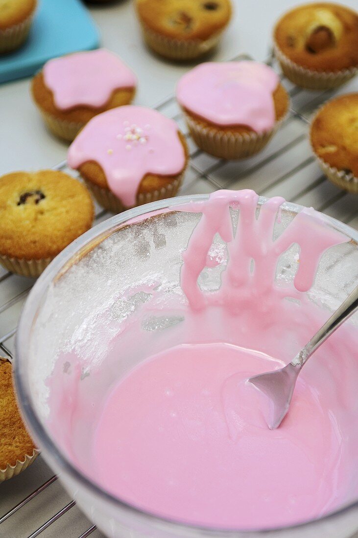 Pink icing for fairy cakes