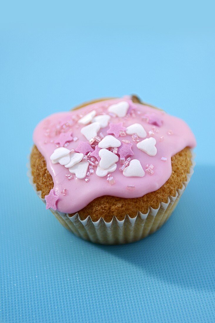 Fairy Cake mit rosa Zuckerguss und Verzierung