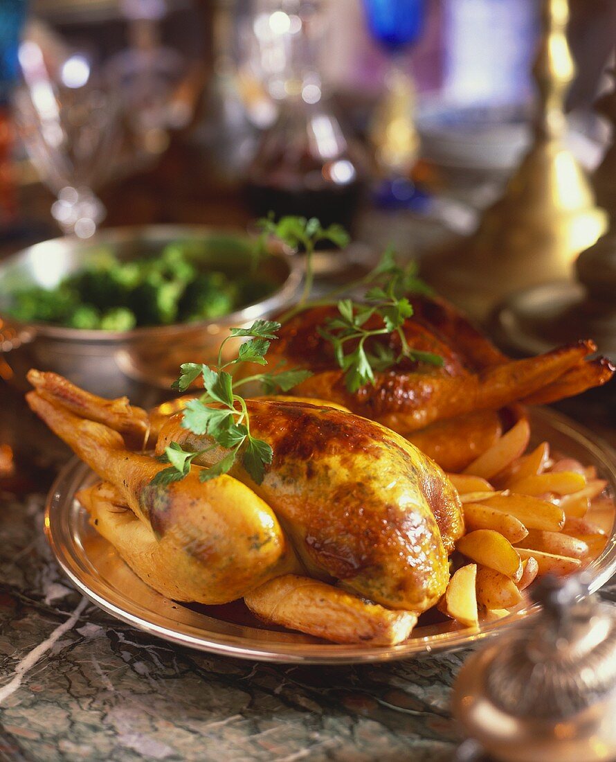 Gebratenes Hähnchen mit Kräutern und Kartoffeln