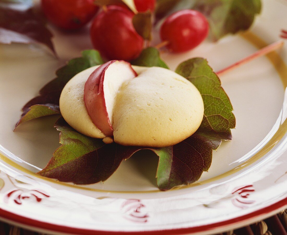 Marzipan puff with apple