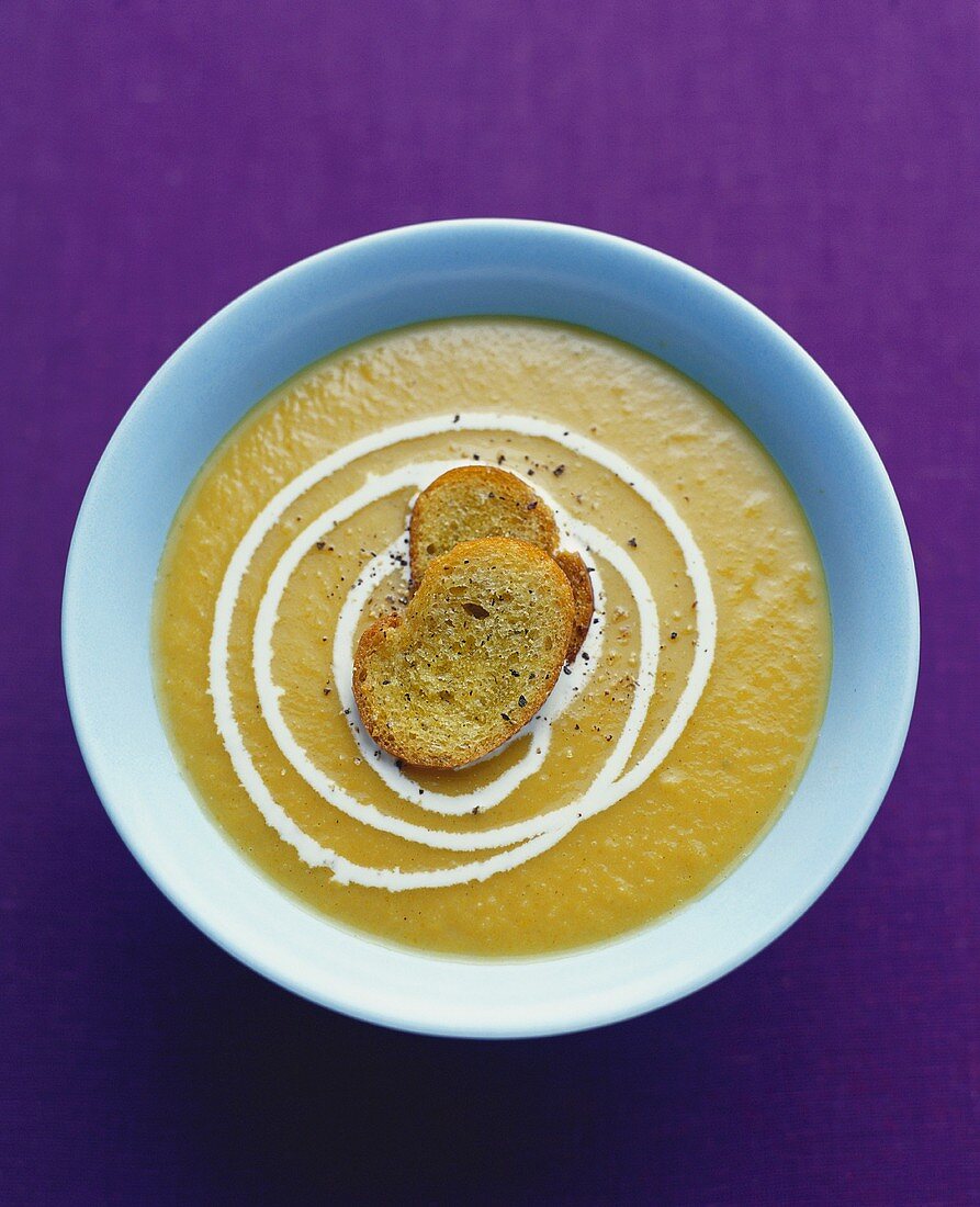 Vegetable cream soup with slices of bread