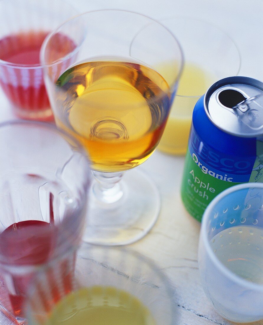 Verschiedene Getränke in Gläsern und in Dose