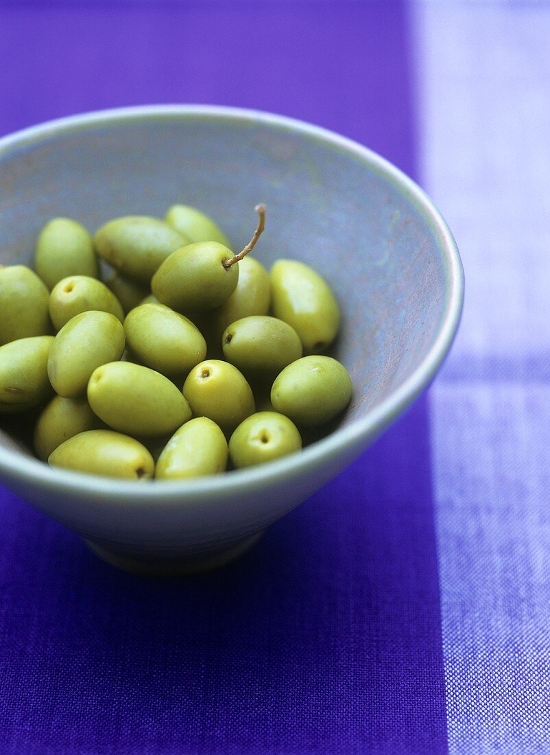 Grüne Oliven in einer Schale