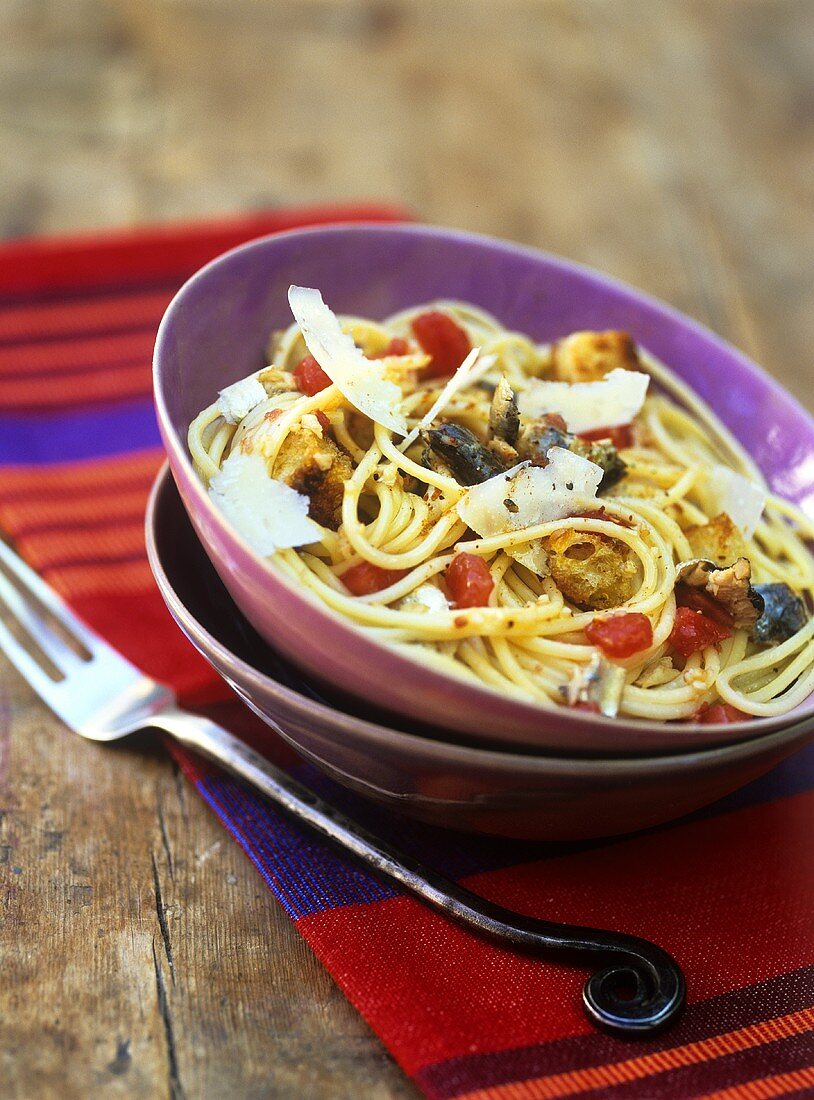 Spaghetti mit Sardinen, Croûtons und Olivenöl