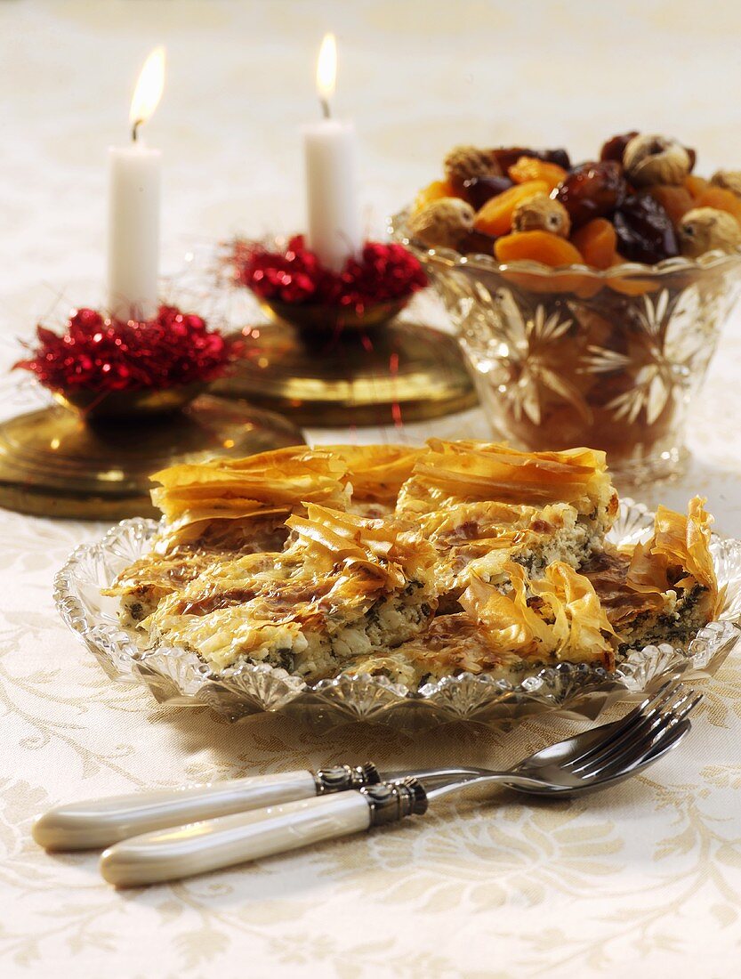 Filoteigkuchen mit Schafskäse und Spinat zu Weihnachten