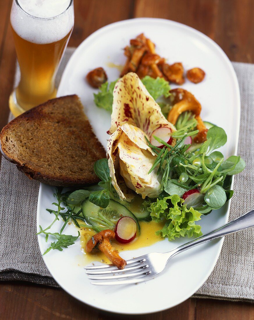 Salad with fried chanterelles in wheat beer dressing