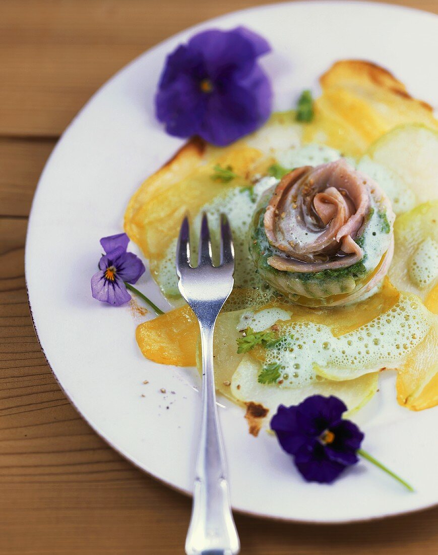 Saiblingsröllchen auf Kartoffel-Kohlrabi-Carpaccio