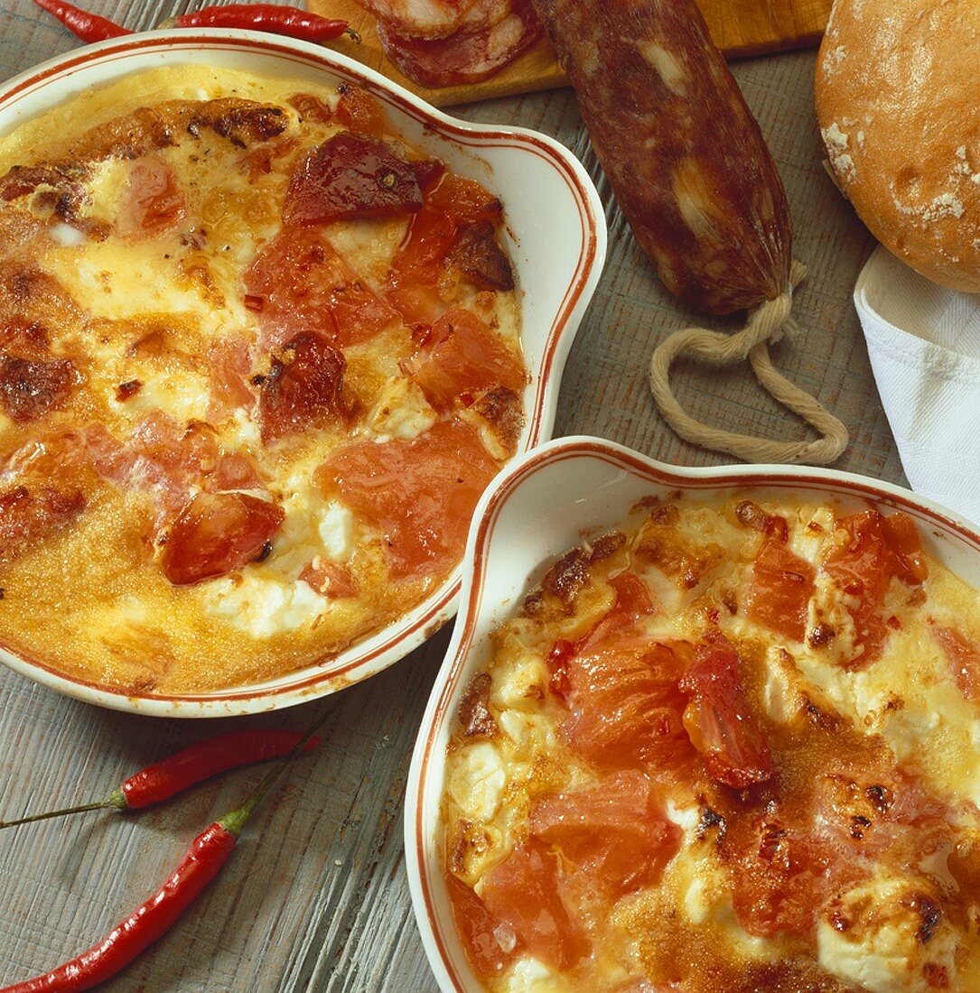 Schafskäseauflauf mit Tomaten und Wurstscheiben