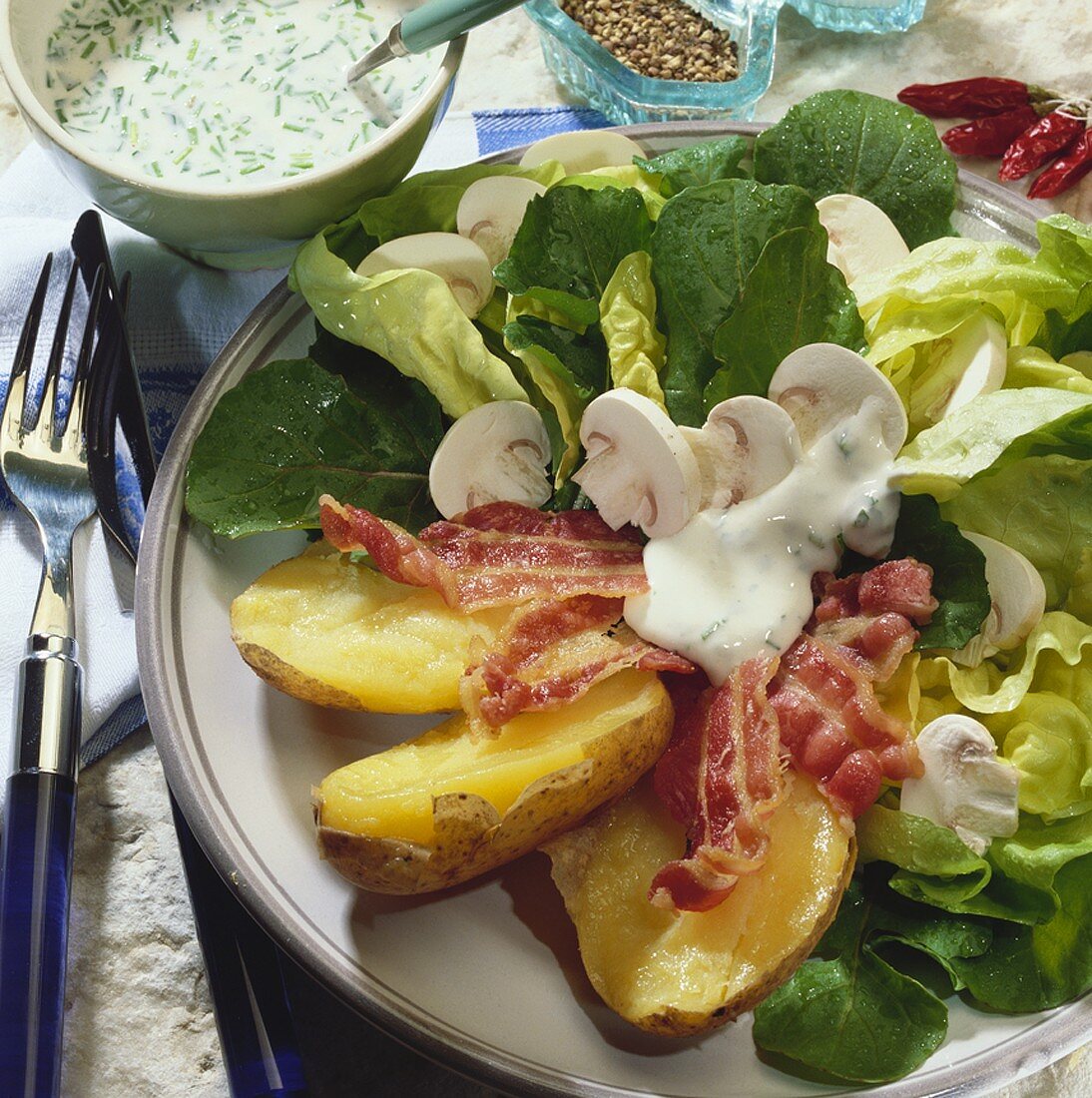 Kopfsalat mit Kartoffeln, Bacon und Joghurtdressing