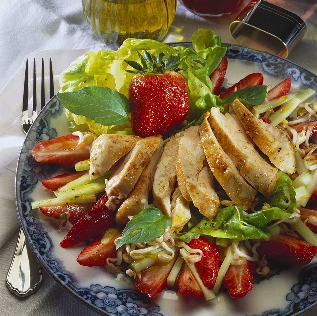 Kopfsalat mit Erdbeeren, Sprossen und Hähnchenbrust