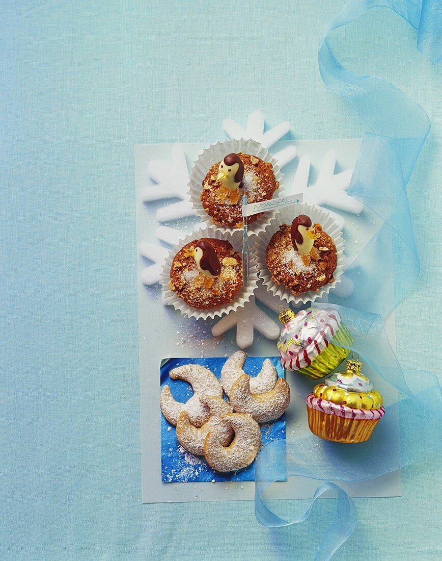 Gingerbread muffins and honey cake crescents